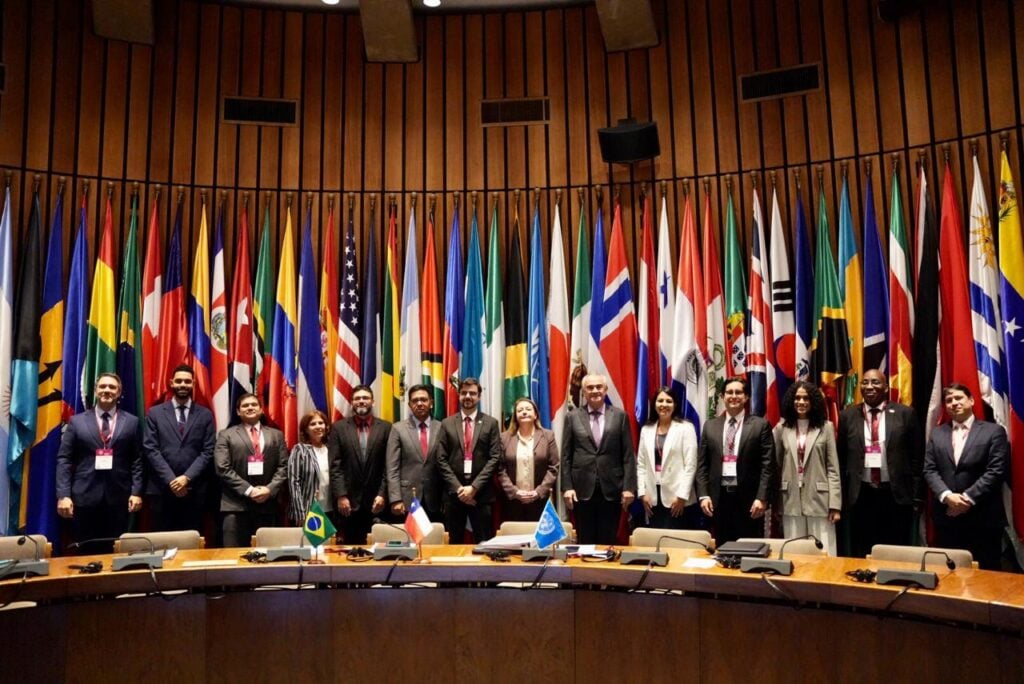 Foto grupal de las autoridades y expertos asistentes a la segunda Reunión del Consejo de Ministras y Ministros de Hacienda, Economía y Finanzas de la PTLAC (Foto: CEPAL).