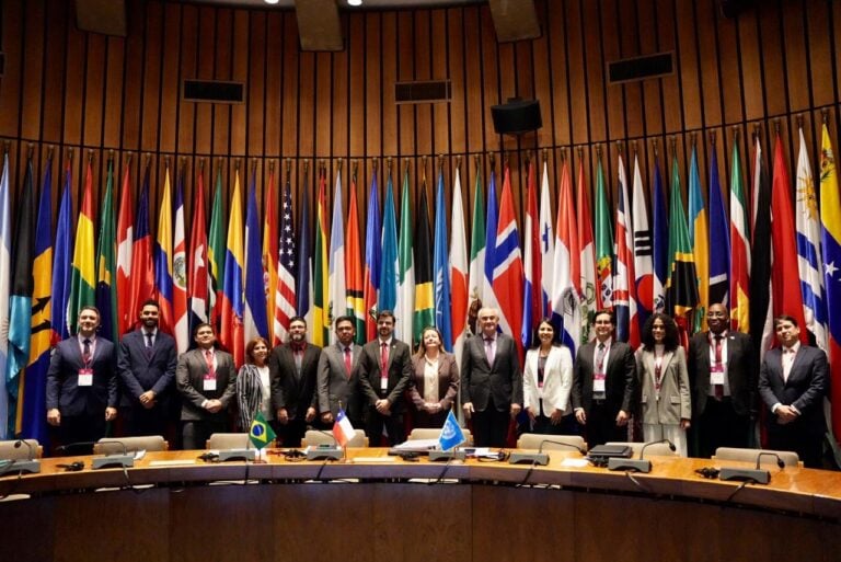 Foto grupal de las autoridades y expertos asistentes a la segunda Reunión del Consejo de Ministras y Ministros de Hacienda, Economía y Finanzas de la PTLAC (Foto: CEPAL).